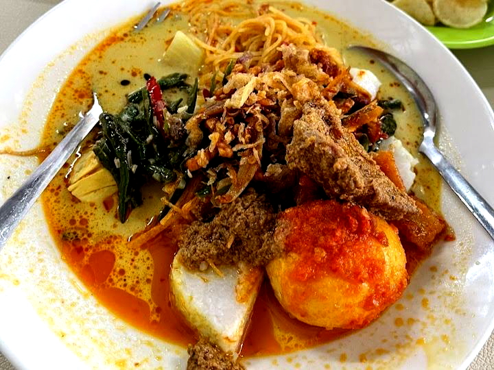 Evening Relaxation at Radio Utari: The Delight of Depot Makan Yoenz